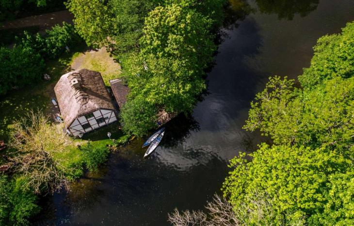 Slusehuset og kanoer dronefoto